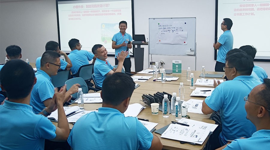 彩乐园学员们在课上进行小组作业课堂展示